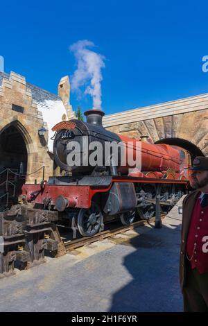 Orlando, Florida, USA - 09. Mai 2018: Der Hogwarts Express bei der Zauberwelt von Harry Potter auf Adventure Island der Universal Studios Orlando. Un Stockfoto