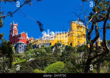 SINTRA, PORTUGAL - MAI, 2018: Der Pena-Palast von den Gärten des Pena-Parks in der Gemeinde Sintra aus gesehen Stockfoto