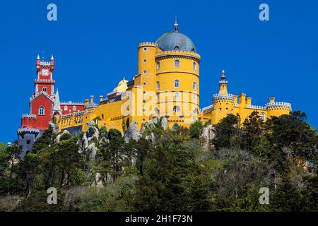 SINTRA, PORTUGAL - MAI, 2018: Der Pena-Palast von den Gärten des Pena-Parks in der Gemeinde Sintra aus gesehen Stockfoto