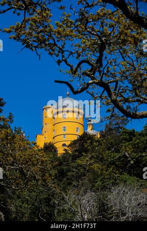 SINTRA, PORTUGAL - MAI, 2018: Der Pena-Palast von den Gärten des Pena-Parks in der Gemeinde Sintra aus gesehen Stockfoto