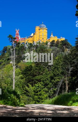 SINTRA, PORTUGAL - MAI, 2018: Der Pena-Palast von den Gärten des Pena-Parks in der Gemeinde Sintra aus gesehen Stockfoto