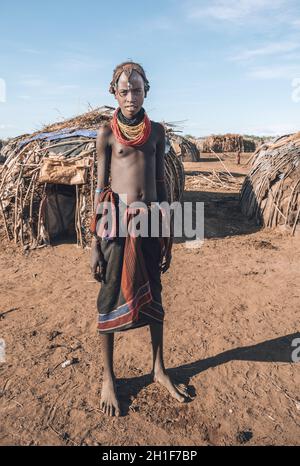 Omorate, Omo Valley, Äthiopien - 11. Mai 2019: Porträt eines Jugendlichen aus dem afrikanischen Stamm Dasanesh. Daasanach sind die ethnischen Gruppen der Cushiten, die in der Stadt leben Stockfoto