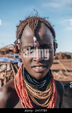 Omorate, Omo Valley, Äthiopien - 11. Mai 2019: Porträt eines Jugendlichen aus dem afrikanischen Stamm Dasanesh. Daasanach sind die ethnischen Gruppen der Cushiten, die in der Stadt leben Stockfoto