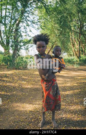 Omorate, Omo Valley, Äthiopien - 11. Mai 2019: Porträt von Kindern des afrikanischen Stammes Dasanesh. Daasanach sind die ethnischen Gruppen der Cushiten, die in der Stadt leben Stockfoto