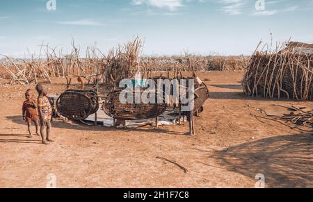 Omorate, Omo Valley, Äthiopien - 11. Mai 2019: Kinder aus dem afrikanischen Stamm Dasanesh im Dorf. Daasanach sind die ethnischen Gruppen der Cushiten, die in E leben Stockfoto