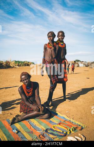 Omorate, Omo Valley, Äthiopien - 11. Mai 2019: Frau aus dem afrikanischen Stamm Dasanesh bietet handgemachte Souvenirs. Daasanach sind die Cushitic ethnischen Gruppe i Stockfoto