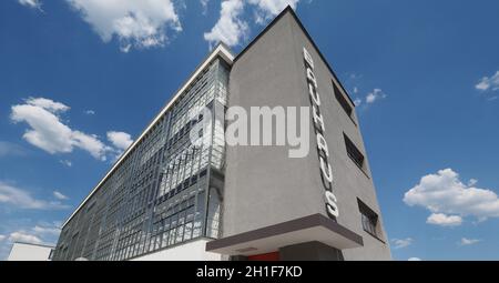 DESSAU, DEUTSCHLAND - UM JUNI 2019: Die Bauhaus-Kunstschule, die 1925 vom Architekten Walter Gropius entworfen wurde Stockfoto