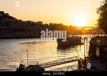 Wunderschöner oranger Sonnenuntergang über dem Fluss Duoro in Porto City Stockfoto