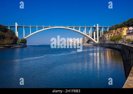 Blick auf die Flussmünde des Douro und die Arrabida-Brücke in einem schönen frühen Frühlingstag in Porto City in Portugal Stockfoto