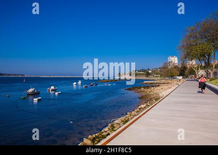 Porto, PORTUGAL - MAI 2018: Menschen, die einen schönen frühen Frühlingstag an der Promenade entlang des Flusses Douro genießen Stockfoto