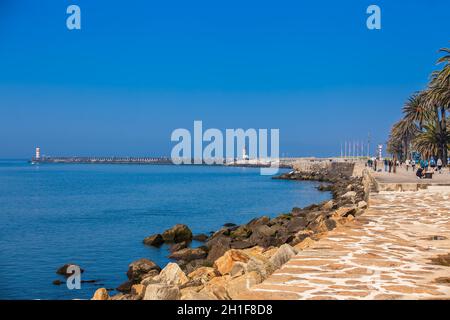 Porto, PORTUGAL - MAI 2018: Sonniger Frühlingstag an der schönen Promenade entlang der Küste von Porto nahe der Flussmünde von Douro Stockfoto