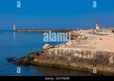 Porto, PORTUGAL - MAI 2018: Sonniger Frühlingstag an der schönen Promenade entlang der Küste von Porto nahe der Flussmünde von Douro Stockfoto