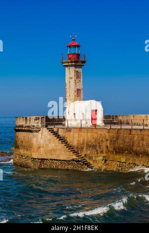 Wunderschöner Frühlingstag am historischen Leuchtturm Felgueiras, erbaut am Jahre 1886, an der Flussmünde von Douro in der Stadt Porto Stockfoto