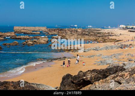 PORTO, PORTUGAL - Mai, 2018: die Menschen in sonniger Frühling Tag an den schönen Stränden entlang der Küste Porto Stadt Stockfoto