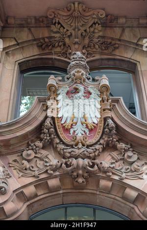 Buntes Wappen aus Sandstein über dem Eingang eines Hauses in Frankfurt Stockfoto