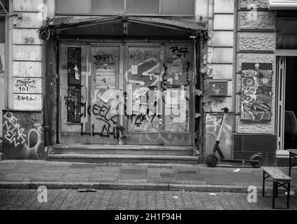 Monochromes Bild einer ungepflegten Tür in einem leeren Gebäude, Frankfurt, Deutschland Stockfoto