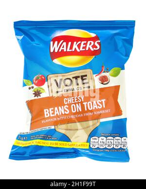 SWINDON, Großbritannien - 31. AUGUST 2014: Eine Tüte Walkers Beans auf Toastgeschmack Chips (neue 2014 Verpackung) isoliert auf weißem Hintergrund. Walkers ist ein Britis Stockfoto