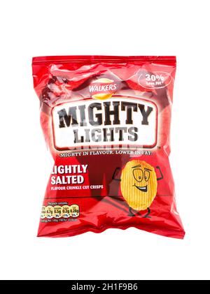 SWINDON, Großbritannien - 19. MAI 2014: Tasche von Walkers Mighty Lights Low Fat Crisps auf weißem Hintergrund Stockfoto