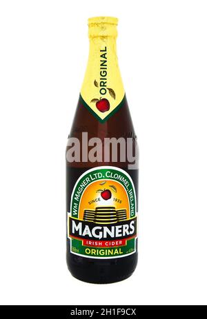 SWINDON, UK - 10. MAI 2014: Flasche Magners Original Irish Cider auf weißem Hintergrund Stockfoto