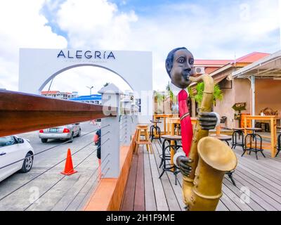 Philipsburg, Sint Maarten, Königreich der Niederlande - 10. Februar 2013: Das Musikcafé am Strand von Maho Bay. Es ist eines der weltweit führenden Flugzeuge Stockfoto