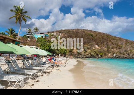 Coki Point, St. Thomas, United States Virgin Islands (USVI) - 30. April 2019: Die Leute entspannen sich am Coki Point Beach in St. Thomas, USVI, Karibik. Tour Stockfoto