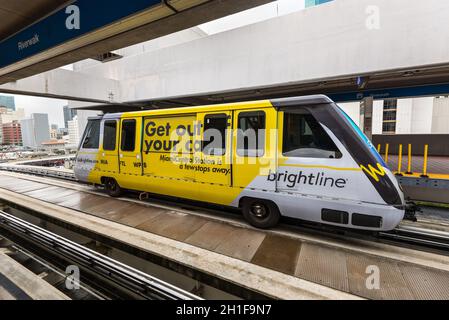 Miami, FL, USA - 19. April 2019: Metromover in Downtown Miami. Metromover ist eine kostenlose öffentliche Verkehrsmittel automated People Mover Zug System von Mia betrieben Stockfoto