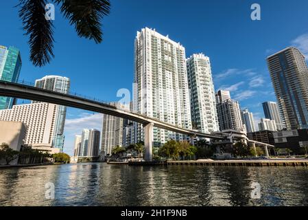 Miami, FL, USA - 19. April 2019: Blick auf die Innenstadt von Finanz- und Wohngebäuden und Brickell Key an einem Frühlingstag mit blauer Himmel und grünes Wasser Stockfoto