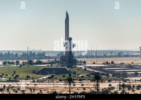 Ismailia, Ägypten - November 5, 2017: ein Denkmal, in der Form einer AK-47 Schnauze und Bajonett, am östlichen Ufer des Suez Kanal, in der Nähe von Ismailia, z. B. Stockfoto