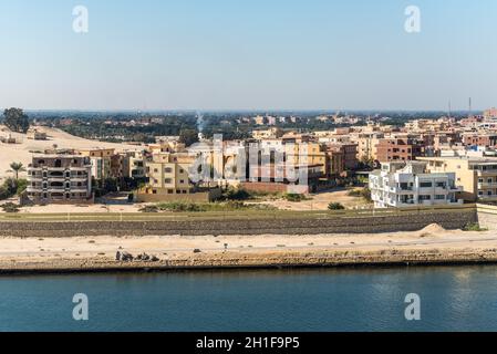 Ismailia, Ägypten - November 5, 2017: Wohngebäude am Ufer des Suezkanals in einem Vorort von Ismailia Stadt, Ägypten, Afrika (Al Taawon). Stockfoto