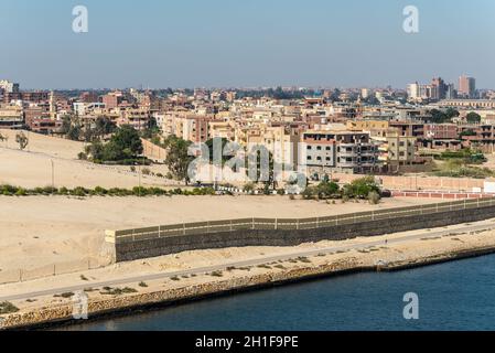 Ismailia, Ägypten - November 5, 2017: Wohngebäude am Ufer des Suezkanals in einem Vorort von Ismailia Stadt, Ägypten, Afrika (Al Taawon). Stockfoto