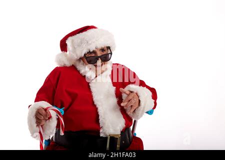 Nahaufnahme einer weiblichen Nanogarierin als Weihnachtsmann mit Sonnenbrille auf weißem Hintergrund. Stockfoto