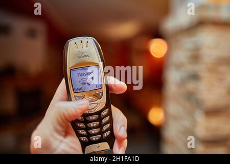 BUDAPEST, Ungarn - 29. Dezember 2017: Nokia 6310i Handy in gebrauchten Zustand. Das 6310 war ich ein sehr beliebtes corporate Telefon nach der Einführung i Stockfoto