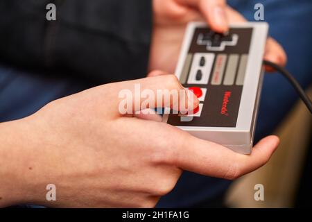 BUDAPEST, UNGARN - 17. FEBRUAR 2018: Spielen der klassischen Nintendo NES Konsole aus den 80ern, Controller Nahaufnahme Stockfoto