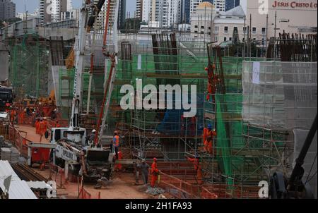 salvador, bahia / brasilien - 31. august 2015: Arbeiter beim Bau der Linie 2 der Salvador U-Bahn. *** Ortsüberschrift *** . Stockfoto