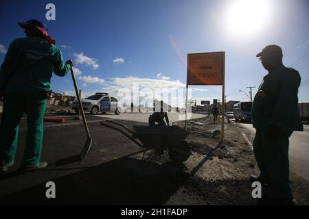 salvador, bahia / brasilien - 23. februar 2016: Die Arbeiter nehmen Anpassungen am Gleisbau für Fahrzeuge an der Luiz Maria Avenue in der Baixa do FI vor Stockfoto