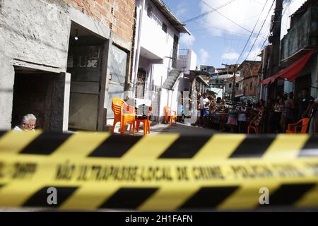 salvador, bahia / brasilien - 27. juni 2016: Zivilpolizisten werden in der Nähe des Leichnams eines Mannes gesehen, der von mehreren Schüssen in der Nähe der Fonte do Capim com angeschossen wurde Stockfoto