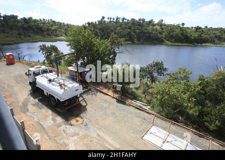 salvador, bahia / brasilien - 27. januar 2017: Ein Kitewagen sammelt Wasser aus einem Teich auf der Luiz Viana Avenue in der Stadt Salvador. *** Lokales C Stockfoto