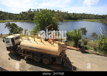 salvador, bahia / brasilien - 27. januar 2017: Ein Kitewagen sammelt Wasser aus einem Teich auf der Luiz Viana Avenue in der Stadt Salvador. *** Lokales C Stockfoto