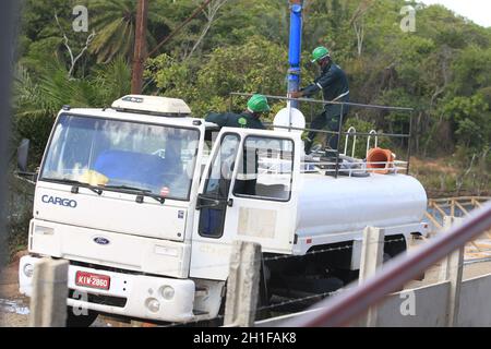 salvador, bahia / brasilien - 27. januar 2017: Ein Kitewagen sammelt Wasser aus einem Teich auf der Luiz Viana Avenue in der Stadt Salvador. *** Lokales C Stockfoto