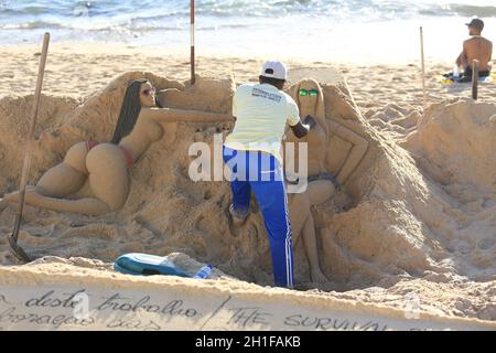 salvador, bahia / brasilien - 19. januar 2017: - Straßenkünstler wird beim Bau von Skulpturen von Sandfrauen vom Strand Porto da Barra in der Stadt Salvador gesehen. *** Stockfoto
