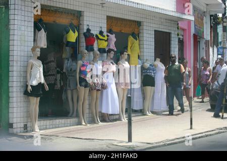 salvador, bahia / brasilien - 30. dezember 2016: In der Nähe von Schaufensterpuppen in der Nachbarschaft von Liberdade in der Stadt Salvador kommen Menschen vorbei. *** Loc Stockfoto