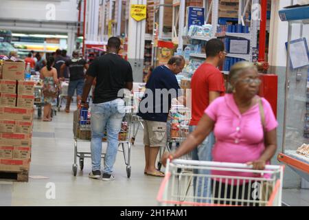 salvador, bahia / brasilien - 11. november 2016: Kunden werden im Supermarkt in der Stadt Salvador beim Einkaufen gesehen. *** Ortsüberschrift *** . Stockfoto