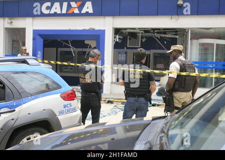salvador, bahia / brasilien - 15. november 2016: Bundespolizisten untersuchen Explosion von zwei SB-Terminals der Caixa Economica Bankfiliale Stockfoto