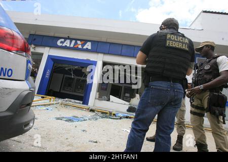 salvador, bahia / brasilien - 15. november 2016: Bundespolizisten untersuchen Explosion von zwei SB-Terminals der Caixa Economica Bankfiliale Stockfoto