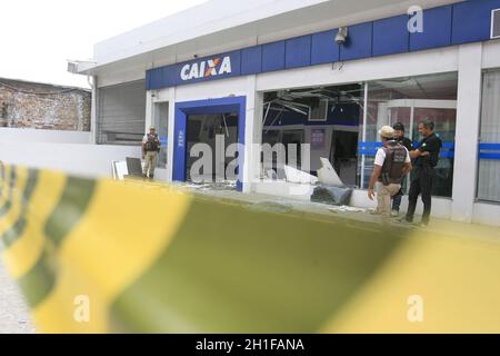 salvador, bahia / brasilien - 15. november 2016: Bundespolizisten untersuchen Explosion von zwei SB-Terminals der Caixa Economica Bankfiliale Stockfoto