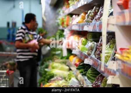 salvador, bahia / brasilien - 11. november 2016: Kunden werden im Supermarkt in der Stadt Salvador beim Einkaufen gesehen. *** Ortsüberschrift *** . Stockfoto