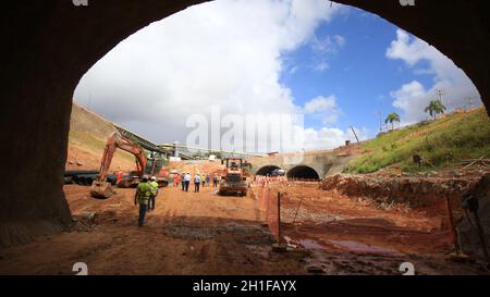 salvador, bahia / brasilien - 23. märz 2017: Maschine wird auf der Baustelle der Avenida Gal Costa in der Stadt Salvador gesehen. *** Lokale Bildunterschrift ** Stockfoto