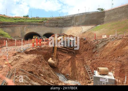 salvador, bahia / brasilien - 23. märz 2017: Maschine wird auf der Baustelle der Avenida Gal Costa in der Stadt Salvador gesehen. *** Lokale Bildunterschrift ** Stockfoto