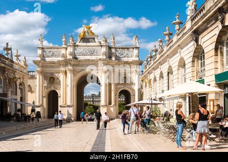 FRANKREICH. MEURTHE-ET-MOSELLE (54). NANCY. STANISLAS PLACE. DER TRIUMPHBOGEN AM EINGANG DES PLATZES Stockfoto