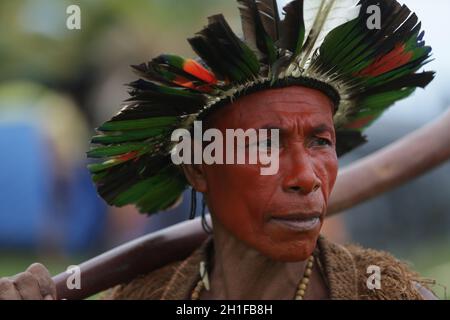 salvador, bahia / brasilien - 29. Mai 2017: Indigene Frau aus Pataxo-Ethnie wird während eines Camps im Bahia Administrative Center in Salvador t Stockfoto